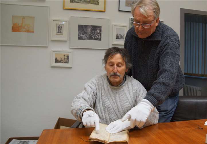 Neu im Eifelarchiv wurde nun ein verschollen geglaubtes Amtsbuch der Steinhauerzunft von Mayen und Mendig aufgenommen, das über einen selten langen Zeitraum, nämlich von 1677 bis 1936 kontinuierlich geführt wurde. Dr. Wolfgang Zäck und Bernd Schäfer, beide ehrenamtliche Helfer des Geschichts- & Altertumsvereines im Archiv, begutachten das „neue“ Stück.privat