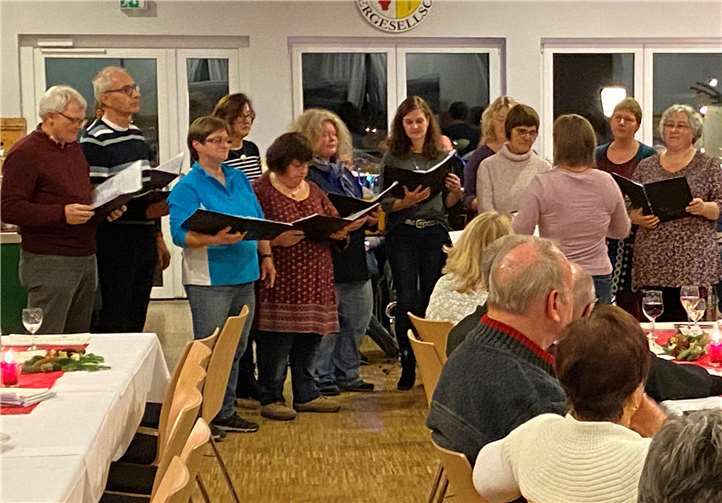 Neu im unterhaltsamen Programm des Seniorennachmittags war der Auftritt des Chors „Unterwegs“.Fotos: privat