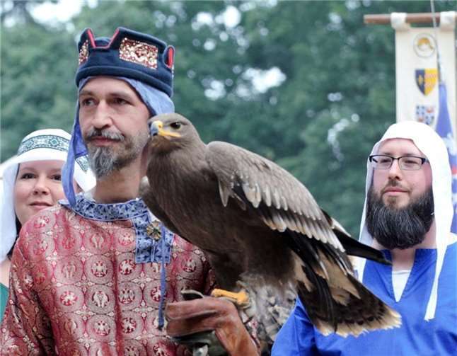 Neu in diesem Jahr ist das Grafenlager mit ihren Greifvögeln. Quelle: VG Montabaur