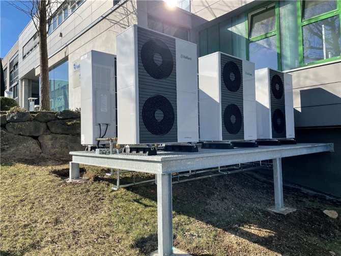 Neu installierte Wärmepumpen. Fotos: WDS