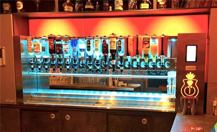 Neu ist die Cocktailmaschine, die eine Auswahl an fünfzig Cocktails bereithält.  Foto: food Hotel