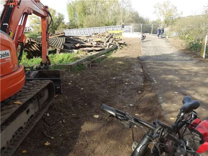 Neu schmuck und mit fertigen Rampen: Die neue Radbrücke über die Ahrmündung. Im Vordergrund die Trümmer der bei der Flut zerstörten Holzbrücke.