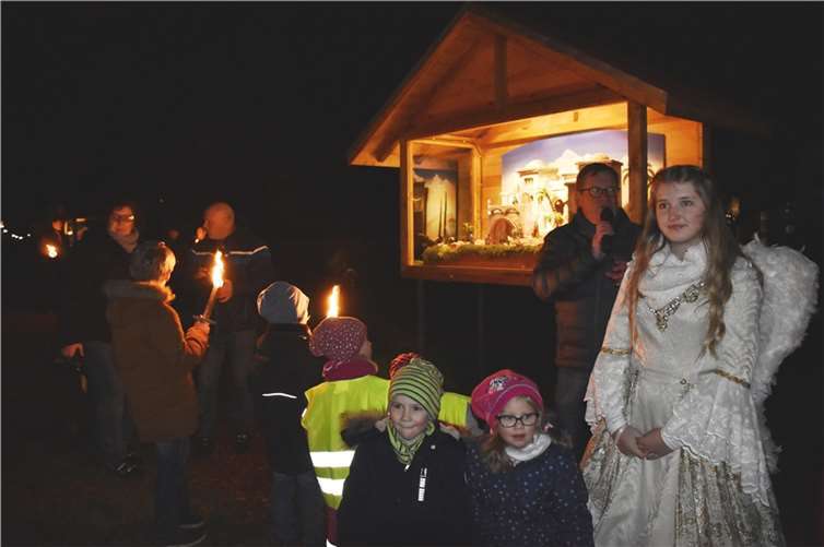 Neu sind die Schaukästen mit Krippen am Weg entlang der Wied. 