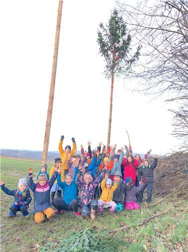 Neu war, dass in diesem Jahr auch ein Kinderkirmesbaum aufgestellt wurde. Quellen: Ortsgemeinde Macken