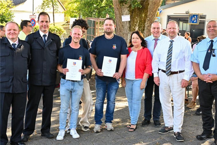 Neuaufnahme in die Hohenleimbacher Wehr (v.l.n.r. Stv. Wehrführer Michael Schönke; Wehrführer Martin Fox; Marcel Müller; Karim Benmar; Mario Scharrenbach; Beigeordnete Elisabeth Dahr; Bürgermeister Johannes Bell, Ortsbürgermeister Thorsten Kabuth, Stv. Wehrleiter Michael Hartung