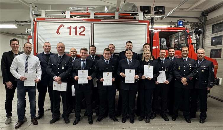 Neuaufnahmen, beförderte, neu bestellte und in die Alterswehr verabschiedete Mitglieder der Feuerwehr Plaidt, zusammen mit Bürgermeister Sebastian Busch (links), Wehrleiter Jörg Schrömges (rechts) und stv. Wehrführer Kai Schwindenhammer (2.v.r.). Foto: Leoni Buthe/ Feuerwehr Plaidt