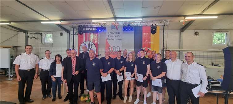 Neuaufnahmen und Beförderungen der Feuerwehr Niederzissen mit den Vertretern der Politik und Wehrleitung (v.l.): Markus Meid, Eva Meid, Lisa Dahm, Christian Schmitt, Johannes Bell, Rolf Hans, Carsten Weber, Oliver Hessler, Stefan Keuler, Thomas Weiler, Anna Hümann, Maurice Münch, Andre Damiani, Stefan Theis, Cedric Chrapa, Niklas Weiler und Pierre Densing.  Foto: POE