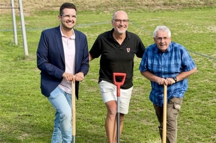 Neubau des TV-Urbar Vereinsheims am Aulenbergstadion kann beginnen. Timo Krämer, Peter Stubbe und Christoph Ackermann beim Spatenstich Ende September.