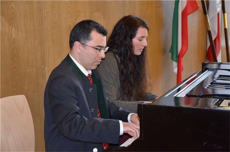 Neubürger Efraim Gonzalez Ruano gemeinsam mit seiner Frau am Klavier.