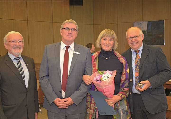 Neubürgerbeauftragter Ludwig Neuber, Landrat Sebastian Schuster, Maria Huke mit ihrem Ehemann Heinz Günter Huke (v.l,). Rhein-Sieg-Kreis