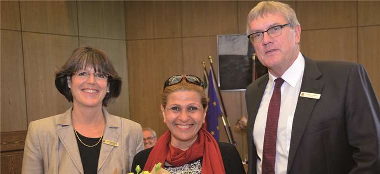 Neubürgerin Iman Hassan im Kreise von Landrat Sebastian Schuster und Kreisdirektorin Annerose Heinze.Privat