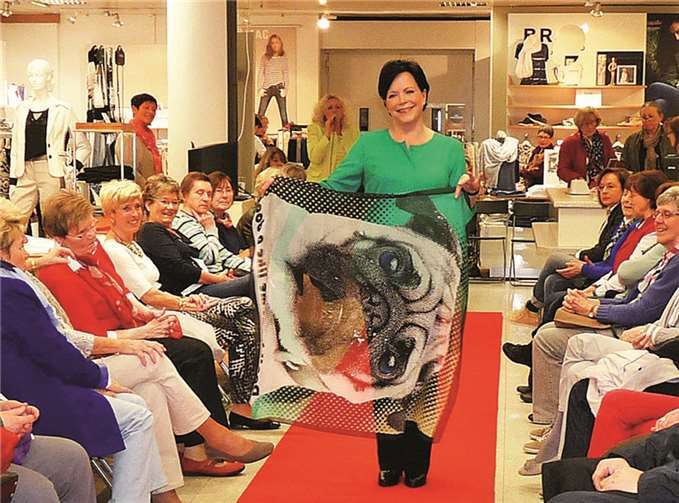 Neue Accessoires, wie zum Beispiel Tücher mit raffinierten Drucken, runden jedes Outfit perfekt ab. FRE