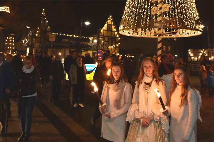 Neue Attraktion im Weihnachtsdorf ist der riesigeLichterbaum auf dem Platz „Am Alten Kreuz“. Fotos: HEP
