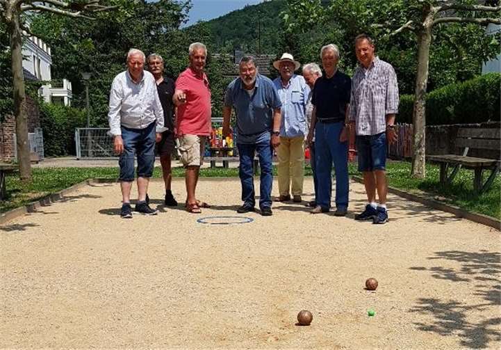 Neue Bahn, neues Spiel, neues Glück: Nach der Renovierung eröffneten die tatkräftigen Sanierer inmitten ihrer Gruppe die Boulesaison im Remagener Stadtpark. Foto: VVR/khs