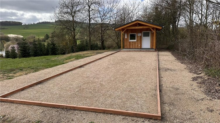 Neue Boulebahn mit Unterstand: Der Verein „Os Künnesfeld e.V.“ hat mit der modern gestalteten Anlage einen neuen Treffpunkt für Bürgerinnen und Bürger geschaffen. Die Boulebahn mit Hütte lädt künftig zu Spiel, Begegnung und gemeinschaftlichen Veranstaltungen in Königsfeld ein. Foto: Ralf Breuer