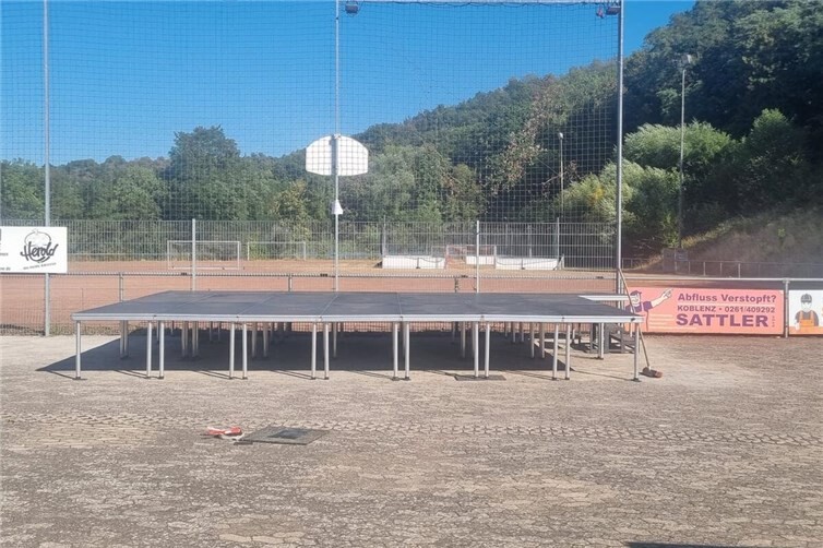 Umfassende Sportplatzpflege mit moderner Ausstattung und Schutzmaßnahmen