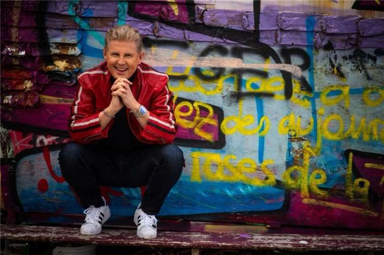 Neue-Deutsche-Welle-Star Markus präsentiert in der VR-Bank Hits wie „Ich will Spaß“.  Foto: Ulrich Wolf