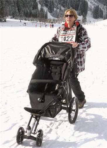 Neue Disziplin - Kinderwagenrennen im Schnee.