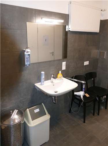 Neue Duschen, Toiletten, Waschbecken sowie Badschränke mit Wasch- und Pflegeprodukten: Ein einladender Hygienebereich bietet einen geschützten Ort zur Körperpflege, insbesondere in der kalten Jahreszeit.