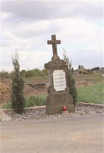 Neue Einfassung und zwei Lebensbäume zieren nun das Kreuz.