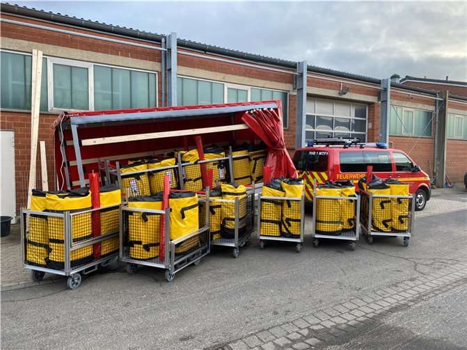 Neue Einzelelemente des mobilen Hochwasserschutzsystems inkl. Rollwagen und Anhänger. Fotos: Stadt Rheinbach