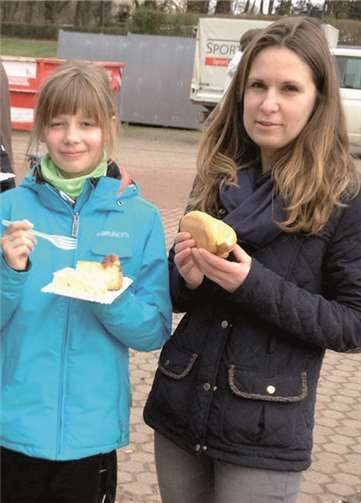 Neue „Energiezufuhr“ nach dem Wettkampf bei Nele zusammen mit Lauftrainerin Kerstin Haase.privat