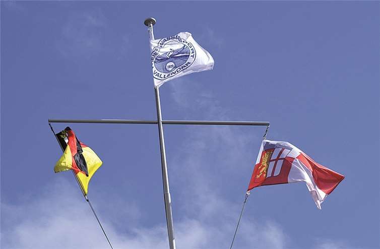Neue Fahnen wurden am Bootshaus gehisst.