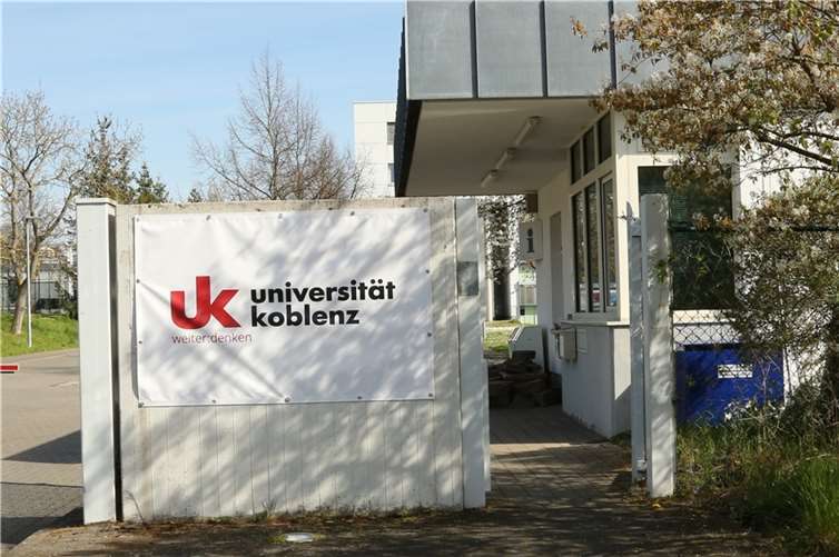 Neue Farben an der Pforte zum Universitätscampus in Koblenz-Metternich: Das Logo der neuen Universität Koblenz kündigt den Start der Uni im kommenden Jahr an.  Foto: Birgit Förg, Universität Koblenz-Landau