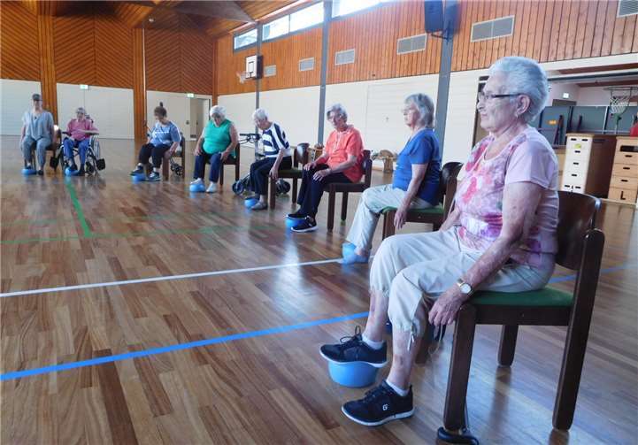 Neue Fingerübungen wurden ausprobiert, wieder eine gute Möglichkeit sich zu konzentrieren und den Kopf etwas anzustrengen.Foto: privat