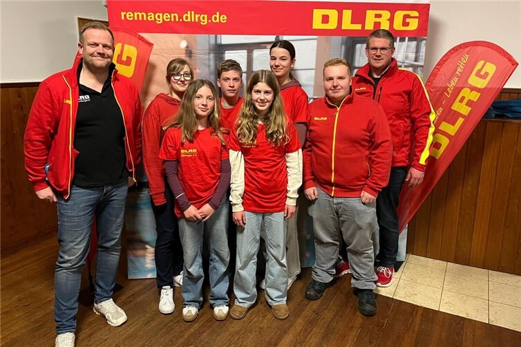 Neue Generation im Blick: Vorsitzender Kevin Wassong (rechts), sein Stellvertreter Marcus Rüben (links) und das Jugend-Einsatz-Team in neuen T-Shirts.
