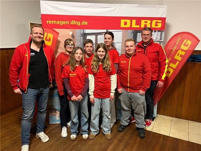 Neue Generation im Blick: Vorsitzender Kevin Wassong (rechts), sein Stellvertreter Marcus Rüben (links) und das Jugend-Einsatz-Team in neuen T-Shirts. 