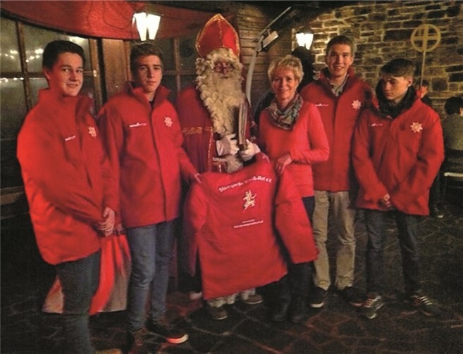 Neue Jacken für die Tanzgarde der AKG sponserte die Firma Heizungsbau Gross. privat