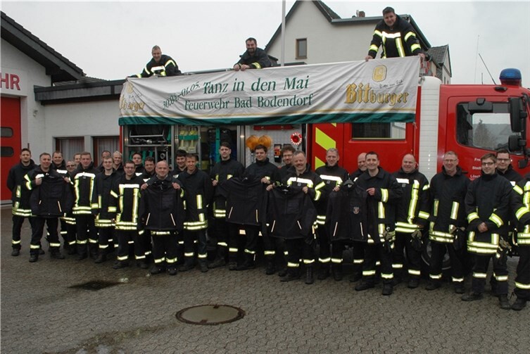 Neue Jacken präsentierte die Bad Bodendorfer Wehr, nicht ohne auf den Tanz in den Mai hinzuweisen. BL