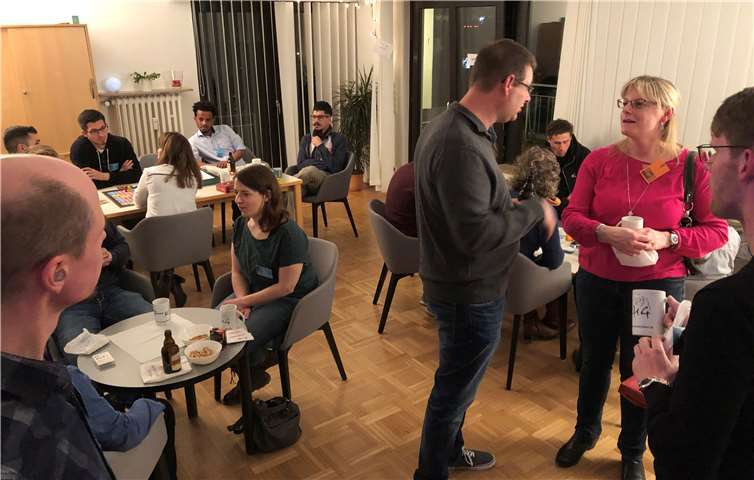 Neue Kontakte konnten Erwachsene im Alter zwischen 20 und 40 Jahren knüpfen. Fotos: Dekanat Rhein-Wied