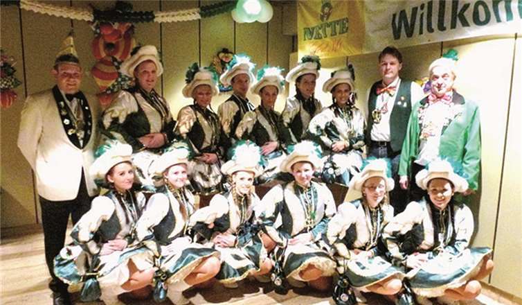 Neue Kostüme: die Vorstandsmitglieder Karl Mohr und Markus Daum von der Volksbank Mülheim-Kärlich mit Frank Schmidt, dem Vorsitzenden der Ki und Ka, und den Frauen der großen Tanzgarde. privat