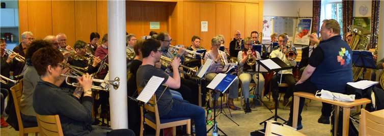 Neue Literatur wurde beim Treffen der Posaunenchor-Nachbarschaft Rhein-Lahn in Nassau mit Landesposaunenwart Johannes Kunkel einstudiert. Dekanat Nassauer Land