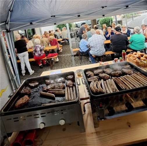 Neue Location war der Vorplatz des Jugendzentrums, wo am Grillnachmittag insgesamt 44 Teilnehmer zusammenkamen, um sich am köstlich Gegrilltem und einer geselligen Runde zu erfreuen. Foto: privat