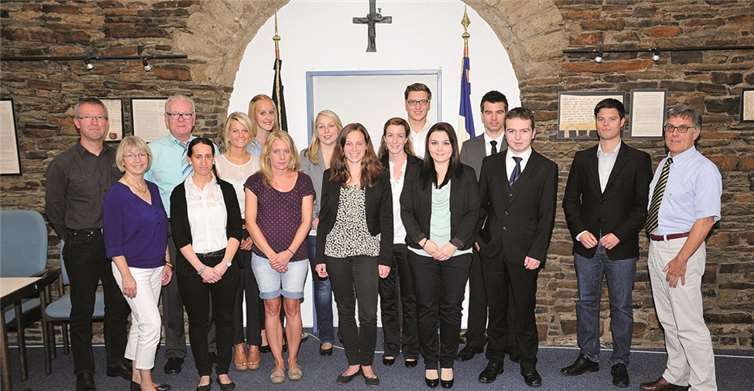 Neue Mitarbeiter sowie neue Auszubildende wurden im Rathaus offiziell willkommen geheißen. RÜ