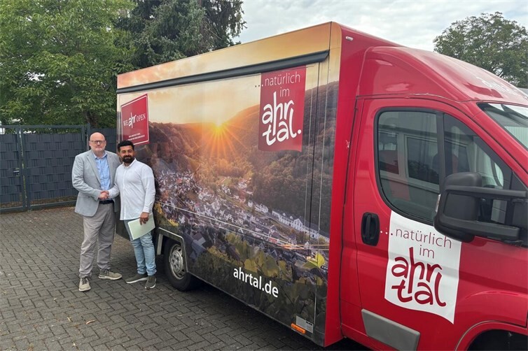 Neue Partnerschaft für das Ahrtal: Andreas Lambeck (l.) übergibt das Ahrtal-Mobil in die erfahrenen Hände von Gastronom Kenan Keskin.