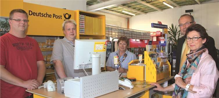 Neue Postfiliale in Niederbachem: (v.r.n.l.) Bürgermeisterin Renate Offergeld, Bernd Dietrich und Sigrid Wobig (beide Deutsche Post AG), Erich Claren und Markus Krupp vom Party Express Bonn. Gemeinde Wachtberg)