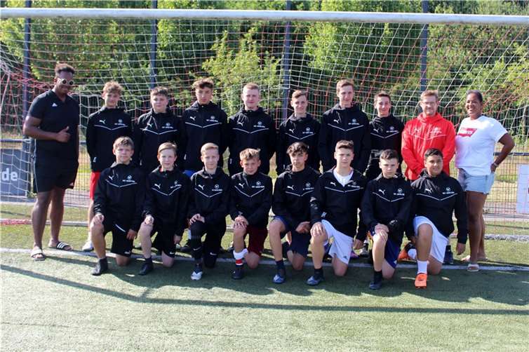 Neue Regenjacken für die U 15-Junioren. Quellen: SV Rot-Weiß Merl