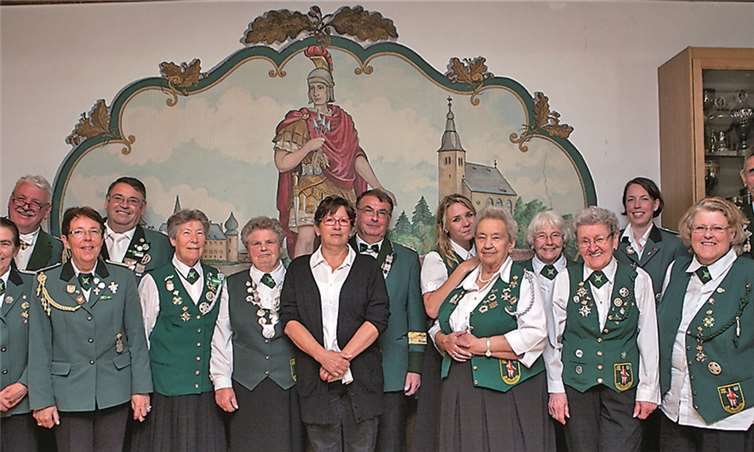 Neue Schützenliesel der Schützenbruderschaft Villip wurde Luise Schmitz (Mitte), sie darf sich jetzt sogar Kaiserliesel nennen. Ihr gratulierten die Villiper Schützenschwestern sowie der Vorstand der Schützenbruderschaft. JOST