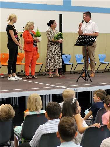 Neue Schulleiterin in Irlich: Bürgermeister Peter Jung und Amtsleiterin Sandra Thannhäuser begrüßen Claudia Strunk im Rahmen der Einschulungsfeier.  Foto: Stadt Neuwied