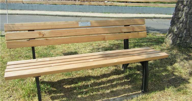 Neue Sitzbank am Weg im Nettetal Richtung Hausen mit Schild „Handarbeitstreff Trimbs gespendet 2019“. Foto: OG Trimbs