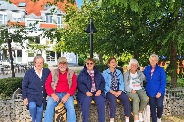 Neue Sitzbank zum entspannten Baumeln in Oedingen