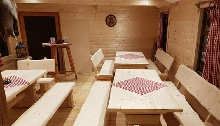 Neue Sitzmöbel wurden aufgestellt.