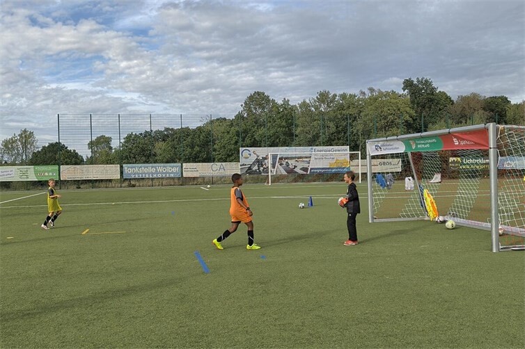 DFB-Mobil fördert F1-Jugend der Grafschafter JSG in Vettelhoven