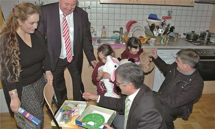 Neue Spielkameraden gefunden: Mutter Safaa Souleimann, mit den Töchtern Sarah und Sima mit Landrat, Dr. Jürgen Pföhler, Bürgermeister Wolfgang Kroeger und Dechant Achim Thieser.BL
