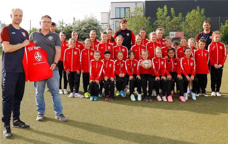 Große Freude bei den Fußballmädchen Neue Teamausrüstung für die Fußballmädchen des SV Kripp. Foto: Thorsten Stephan