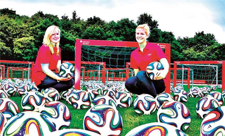 Neue Tore und Fußbälle für Fußballvereine in der Region. privat